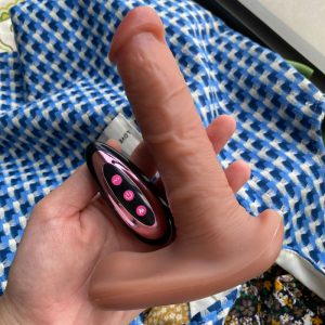 Dương vật rung thụt tự động gắn quần lót