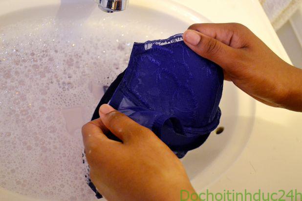 giặt đồ lót sau quan hệ
