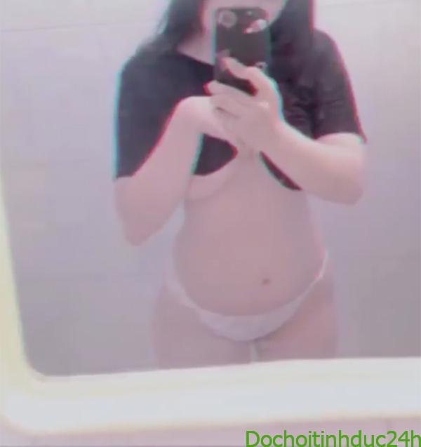 Gái xinh đang khoe lồn to